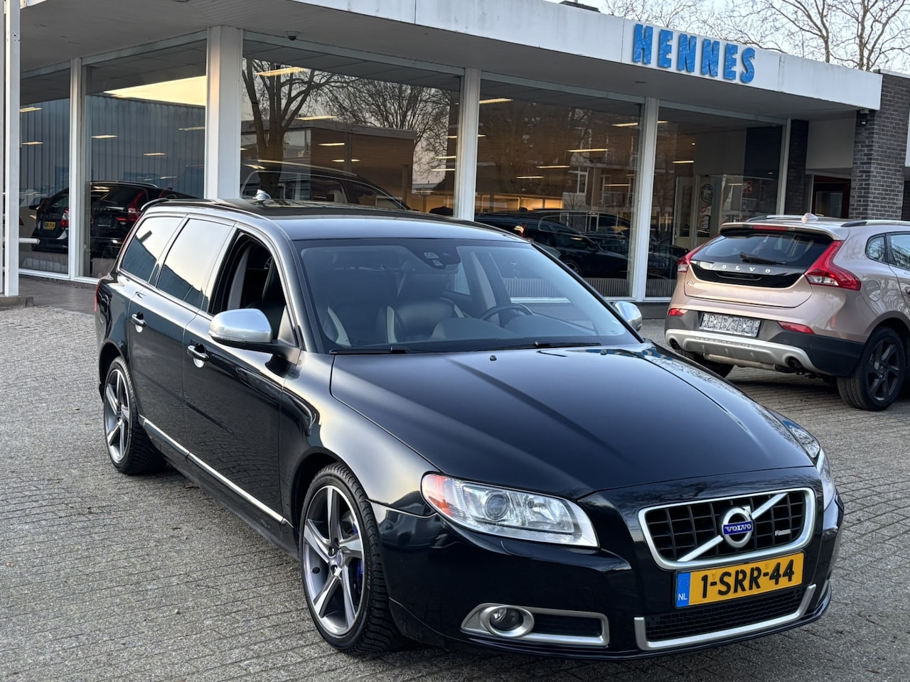 Volvo V70 - 2.0 D3 R-Design Plus Winter Family-line - AutoWereld.nl