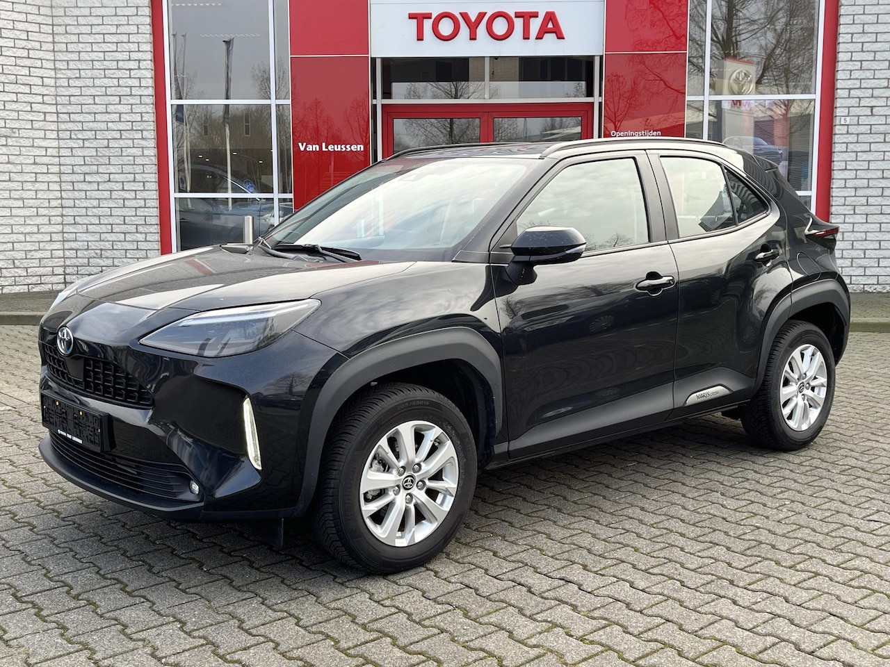 Toyota Yaris Cross - 1.5 HYBRID DYNAMIC NAVI HEAD-UP STOEL/STUURVERW. APPLE/ANDROID EL-ACHTERKLEP KEYLESS - AutoWereld.nl