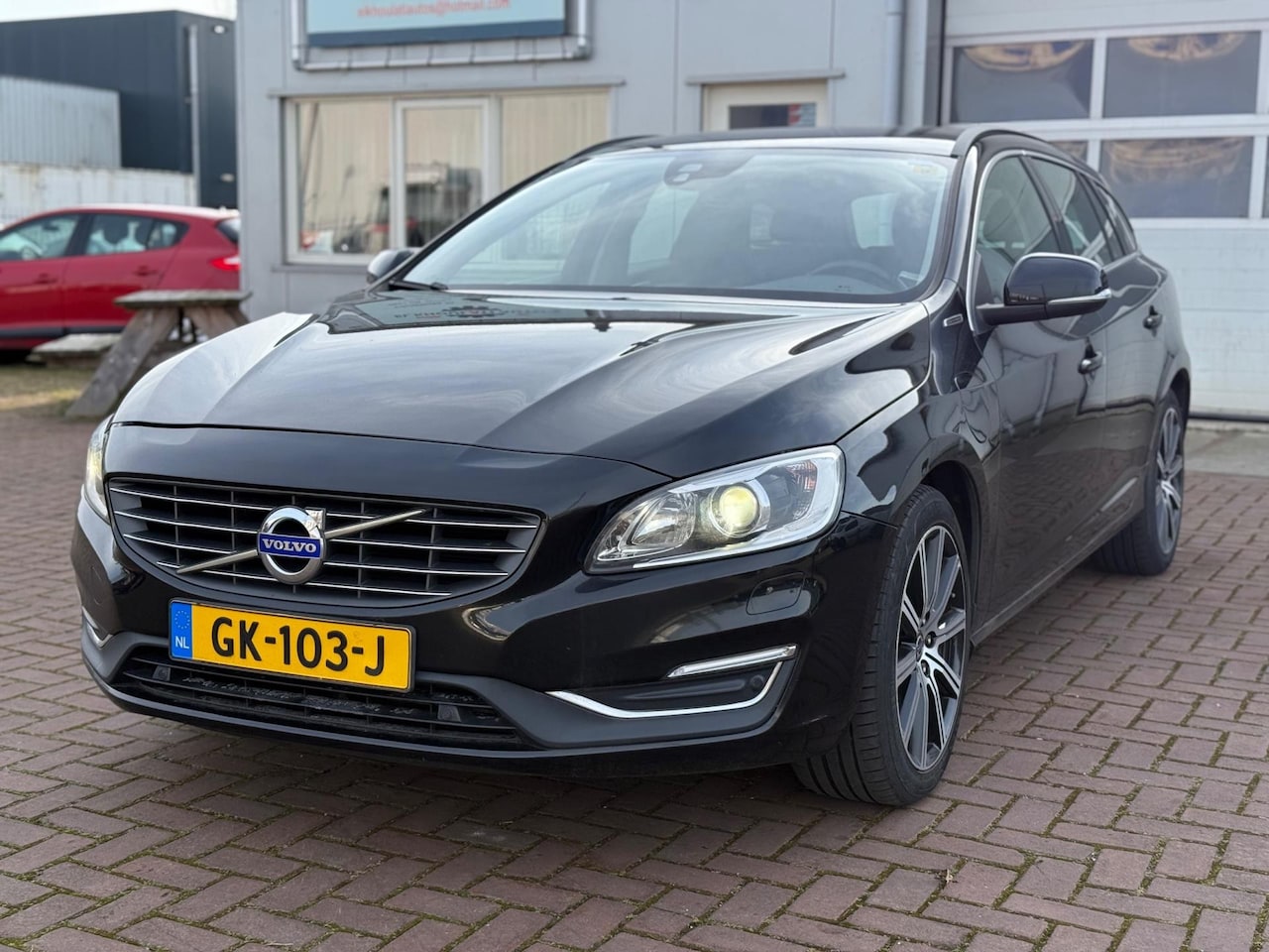 Volvo V60 - 2.4 D6 Twin Engine R-Design Export - AutoWereld.nl