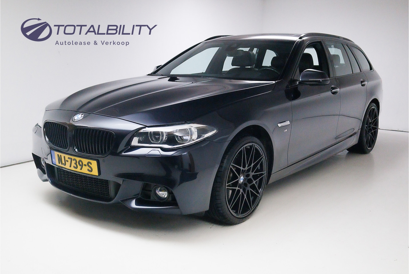 BMW 5-serie Touring - 530xd M-Sport Edition High Executive | Shadowline | Pano | Softclose | Head-up Stoel- en a - AutoWereld.nl