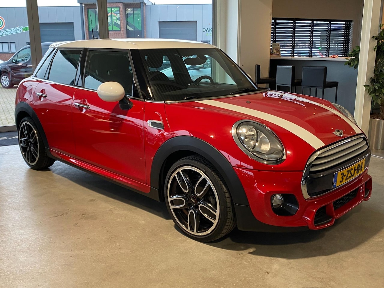 MINI Cooper - 1.5 136PK 5drs JCW Pakket NL-auto - AutoWereld.nl