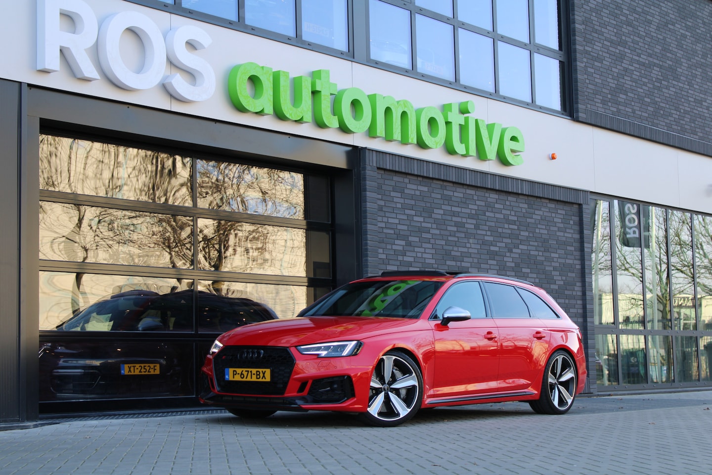 Audi RS4 - Avant 2.9 TFSI RS 4 quattro | PANO | KERAMISCH | MASSAGE | HUD | KEYLESS | - AutoWereld.nl