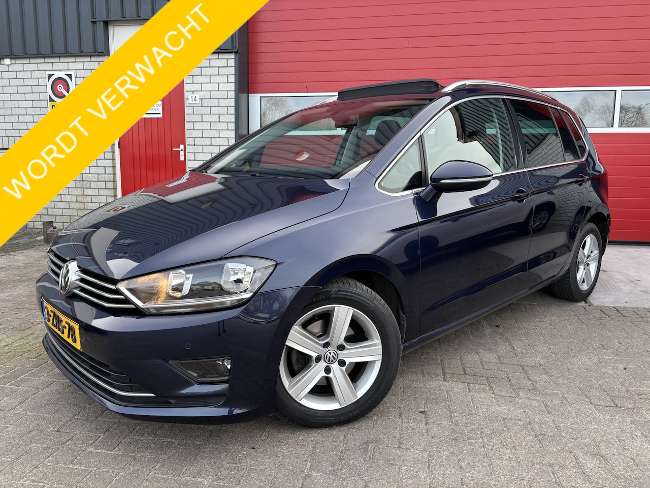 Volkswagen Golf Sportsvan - 1.4 TSI Highline AUTOMAAT / TREKHAAK / PANORAMADAK / CAMERA / KEYLESS / NAVI / CLIMA / PDC - AutoWereld.nl