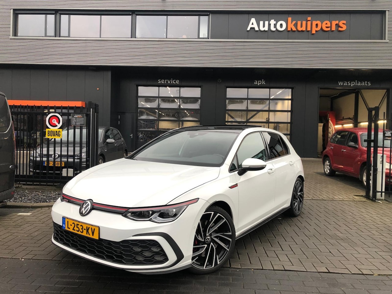 Volkswagen Golf - 2.0 TSI GTI | Met achteruitrijcamera, panoramadak, AppleCarPlay/AndroidAuto! - AutoWereld.nl