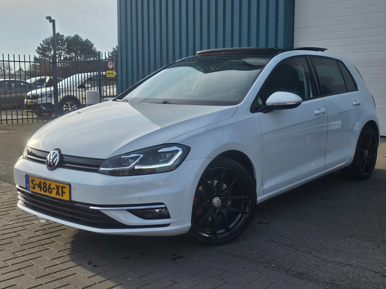 Volkswagen Golf - 1.5 TSI R-LINE/Aut/Pano#150Pk/Bomvol - AutoWereld.nl