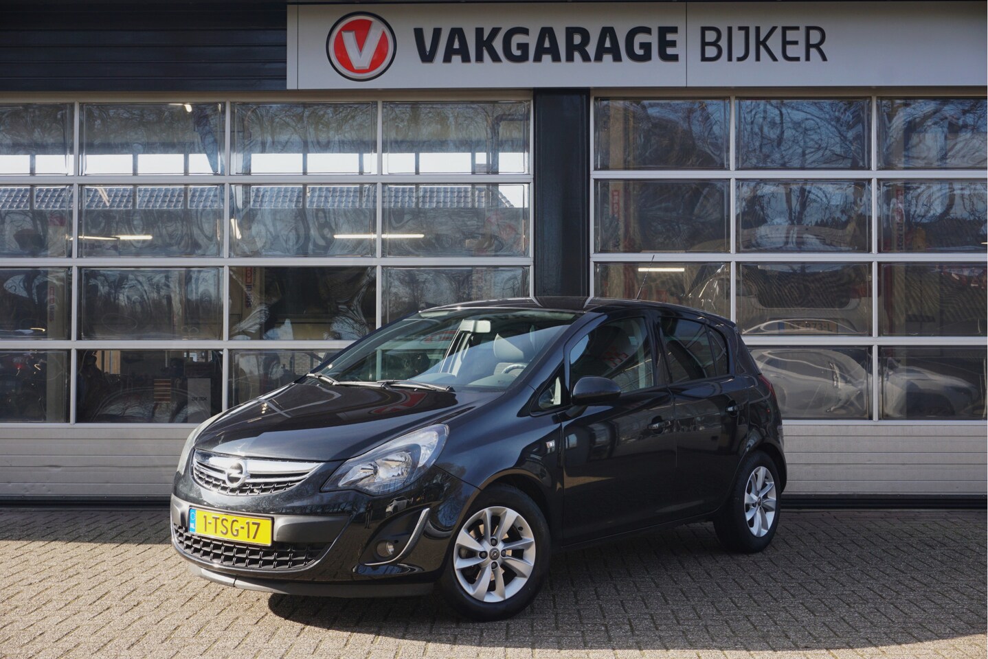 Opel Corsa - 1.4-16V Design Edition met Trekhaak! - AutoWereld.nl