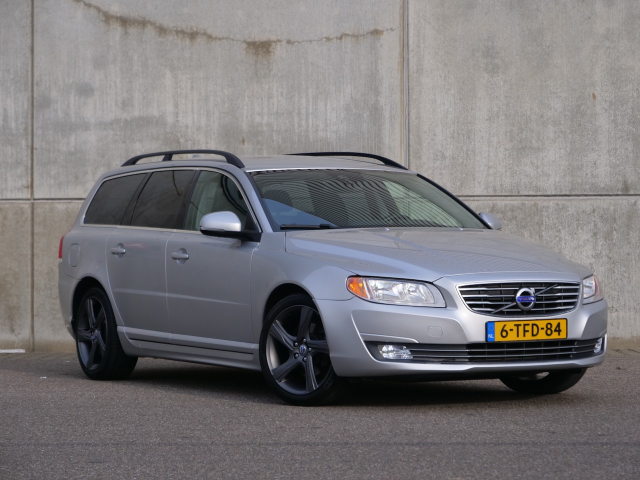 Volvo V70 - 1.6 D2 Nordic+ | NL Auto | leder | navi | trekhaak.. - AutoWereld.nl