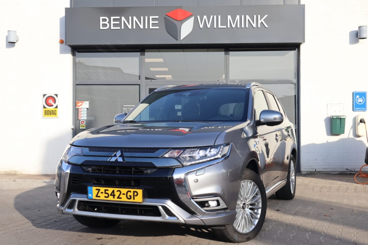 Mitsubishi Outlander - 2.4 PHEV Instyle AdaptiveCruise/Leder/Apple/Android/Trekhaak - AutoWereld.nl