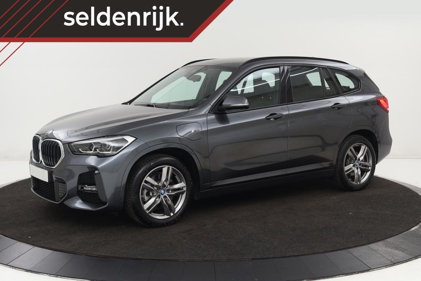 BMW X1 - xDrive25e M Sport | Panoramadak | Leder | Stoelverwarming | Full LED | Sportstoelen | Navi - AutoWereld.nl