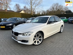 BMW 3-serie - 320i High Executive Sport|Nwe Ketting|Groot Navi|18 inch|Leder|Cruise control|Airco|Nette