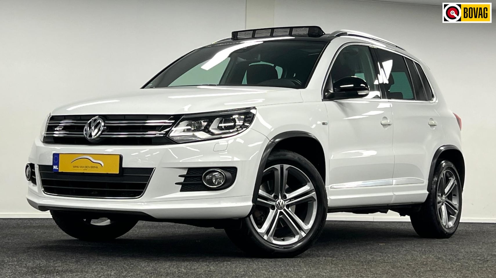 Volkswagen Tiguan - 1.4 TSI R-Line*Automaat*Panodak*Trekhaak*Navi*Xenon* - AutoWereld.nl