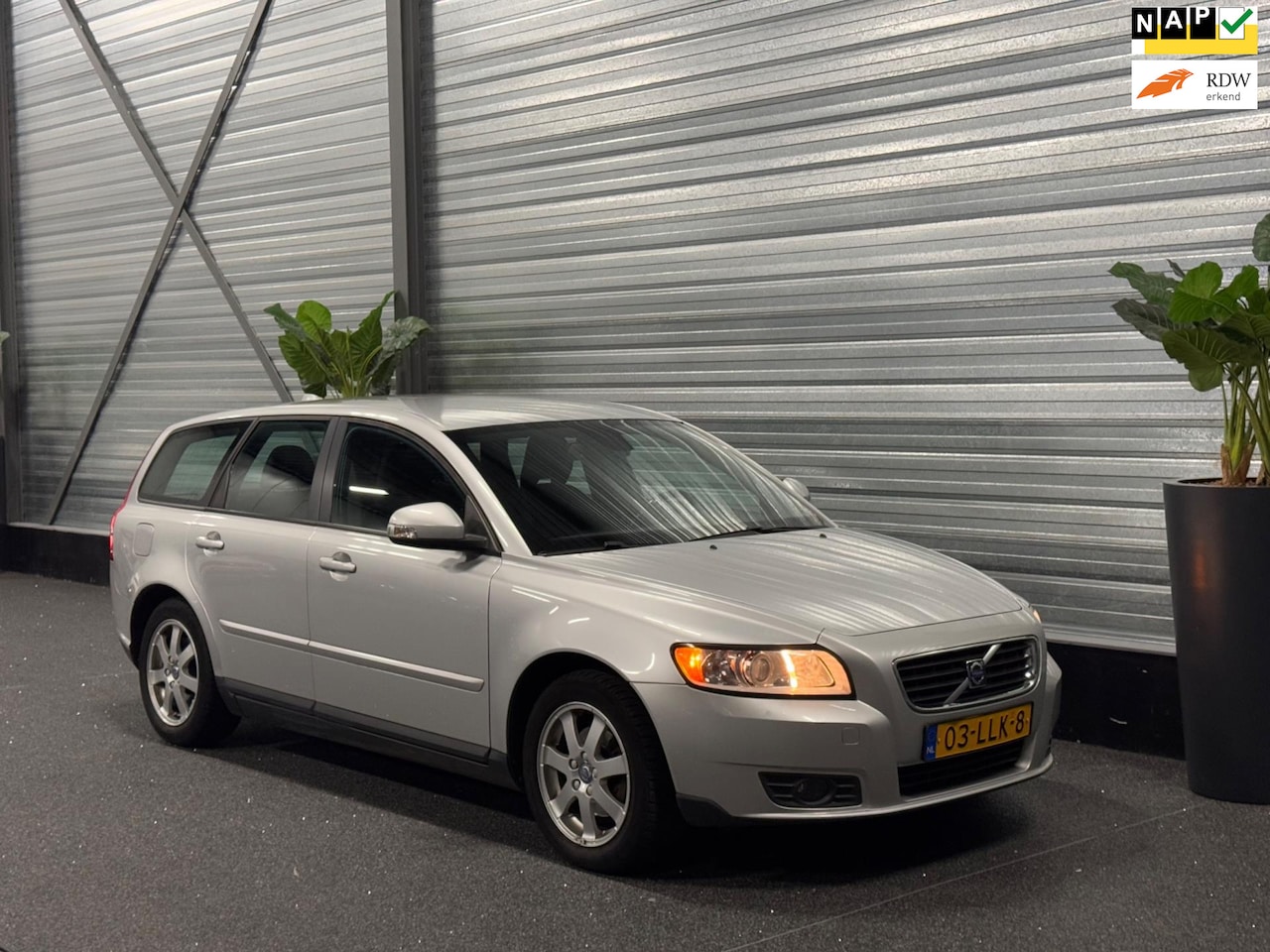 Volvo V50 - 2.0 Sport Airco | Cruise | Trekhaak | NL-Auto - AutoWereld.nl