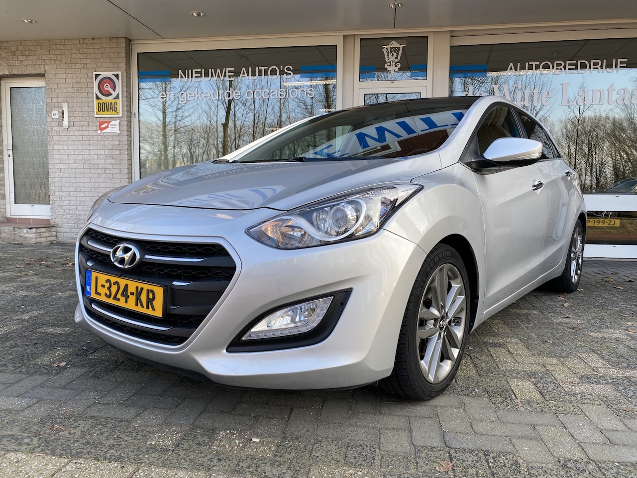 Hyundai i30 - 1.6 GDi Comfort Panoramadak/Keyless entry//Achteruitrijcamera/Audionavigatie/Climate Contr - AutoWereld.nl