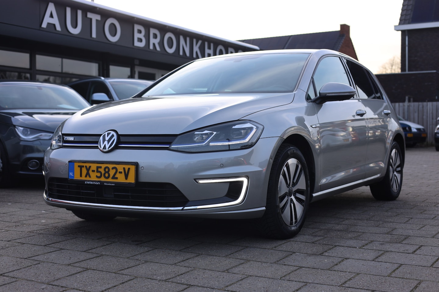 Volkswagen e-Golf - e-Golf | NAVIGATIE | ECC | ACC | LED | WARMTEPOMP - AutoWereld.nl