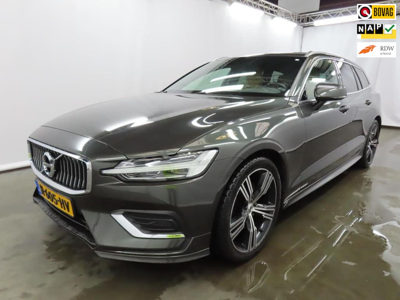 Volvo V60 - 2.0 T4 Inscription+Volleder+Navigatie+camera+19"lmv+body-Kitt+Parkeer-assist+stoel&bank-ve - AutoWereld.nl