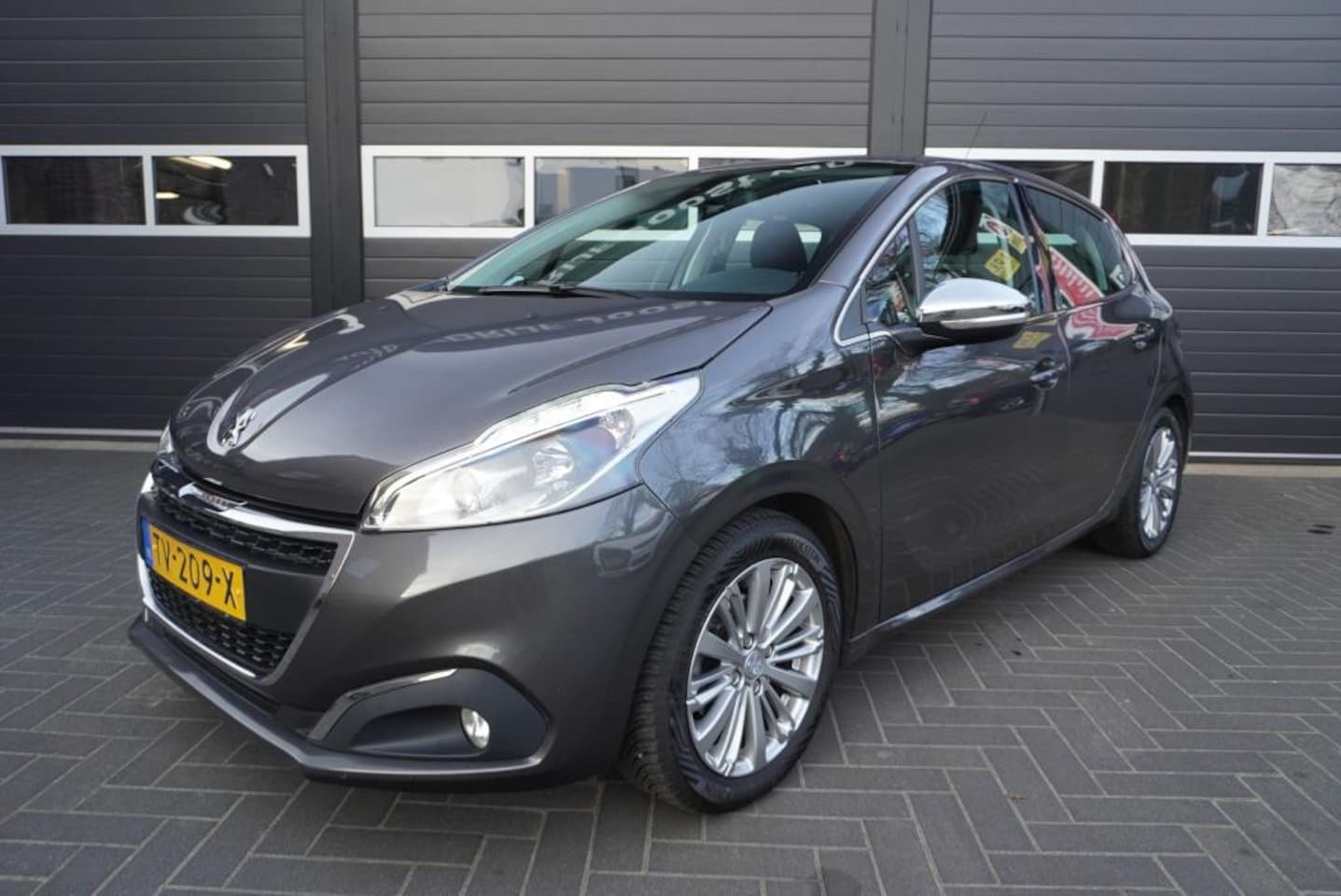 Peugeot 208 - 1.2 PureTech Blue Lease Allure Airco/CC/Navi/Trekhaak - AutoWereld.nl