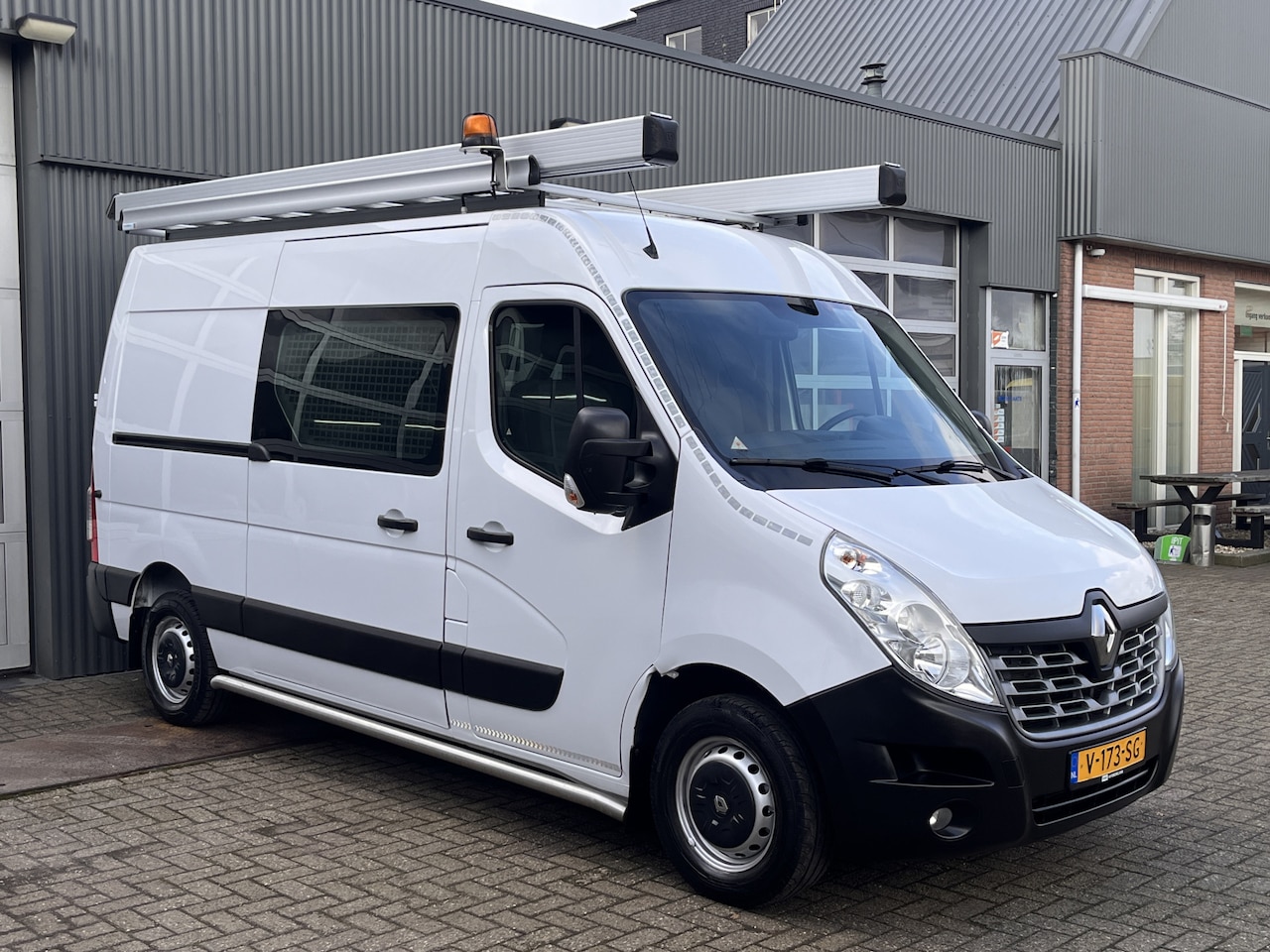 Renault Master - T35 2.3 dCi L2H2 Omvormer Kastinrichting Laadkraan Werkplaats Stratenmakersbus Bott Ladeka - AutoWereld.nl