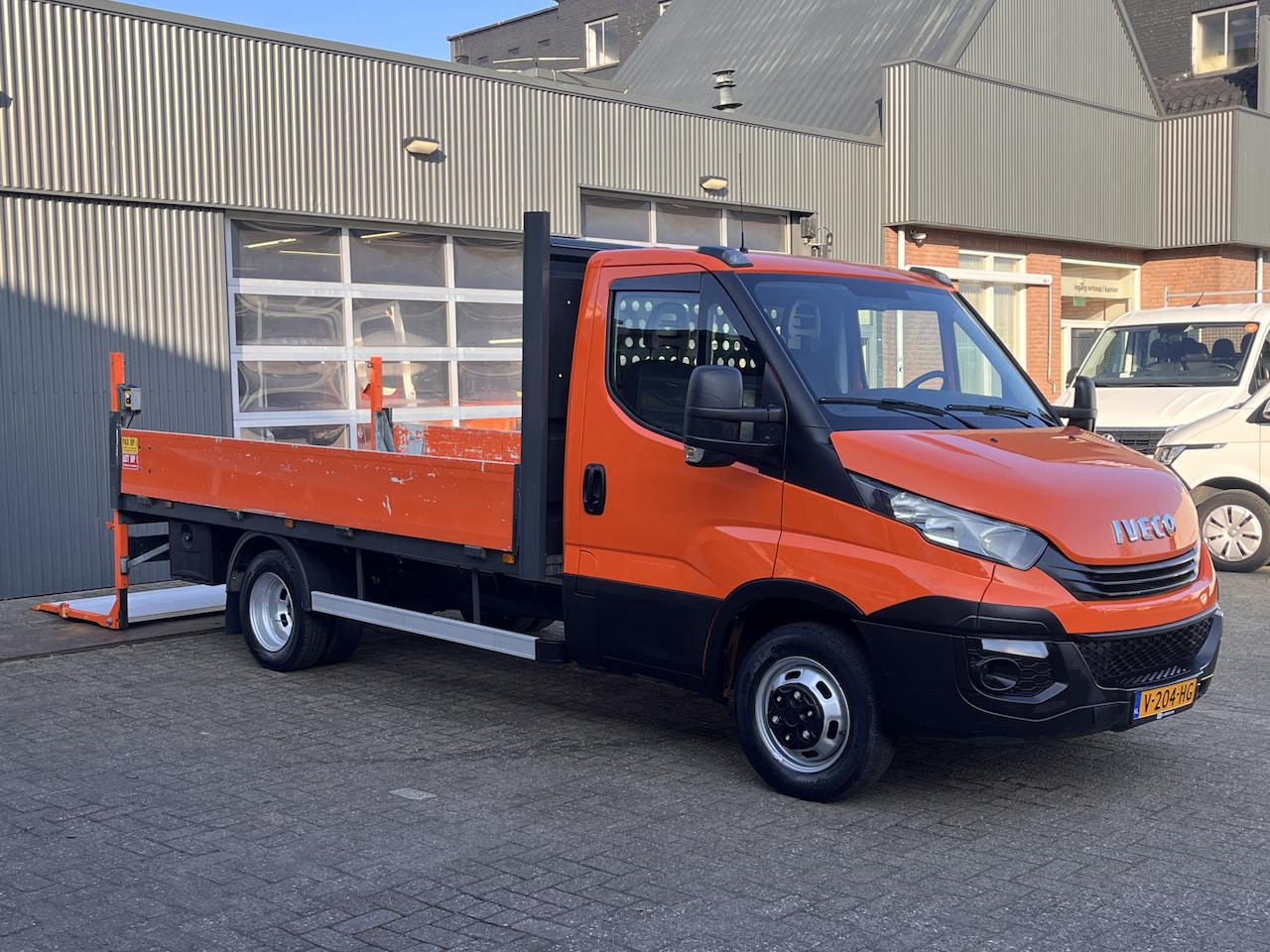 Iveco Daily - 35C14 2.3 375 Trekhaak 3500kg Laadklep 500kg Navigatie Open laadbak Pick-up Euro 6 Bpm vri - AutoWereld.nl