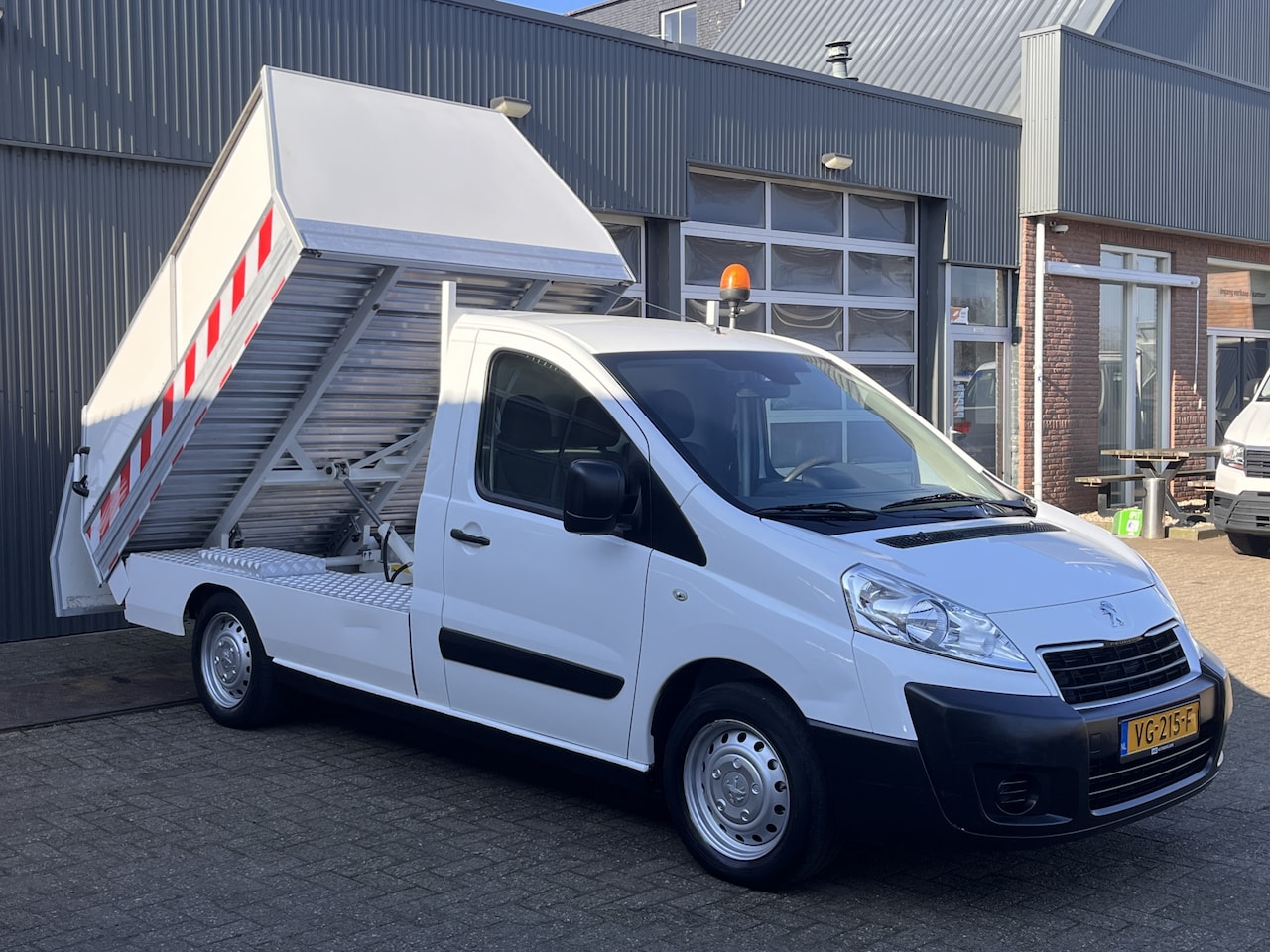 Peugeot Expert - 2.0 HDI L2H1 Veegvuilkipper Vuilniswagen Veeg vuil kipper Apk 06-2025 Muhlwagen - AutoWereld.nl