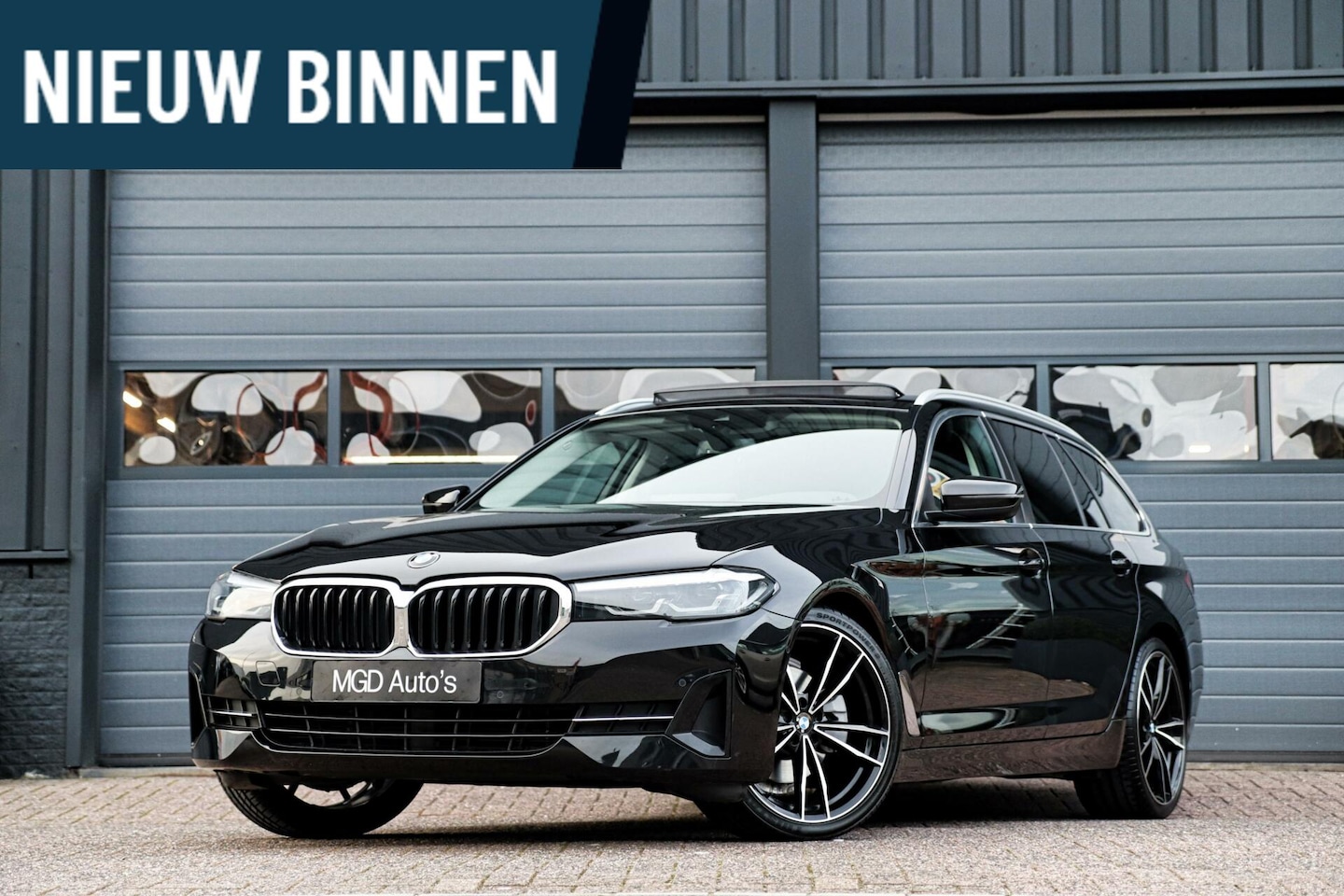 BMW 5-serie Touring - 520i Executive /LED/PANODAK/STOELVERW./CAMERA/CARPLAY/SFEERVERL./LEDER! - AutoWereld.nl