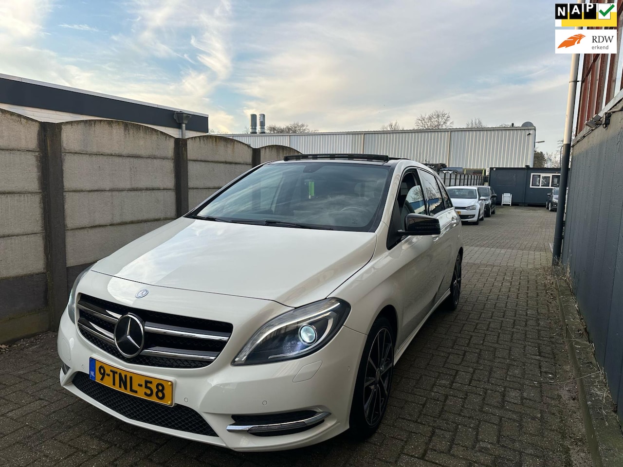 Mercedes-Benz B-klasse - 180 Ambition AUTOMAAT/ PANO/ NAVI/ LEER/ XENON! - AutoWereld.nl