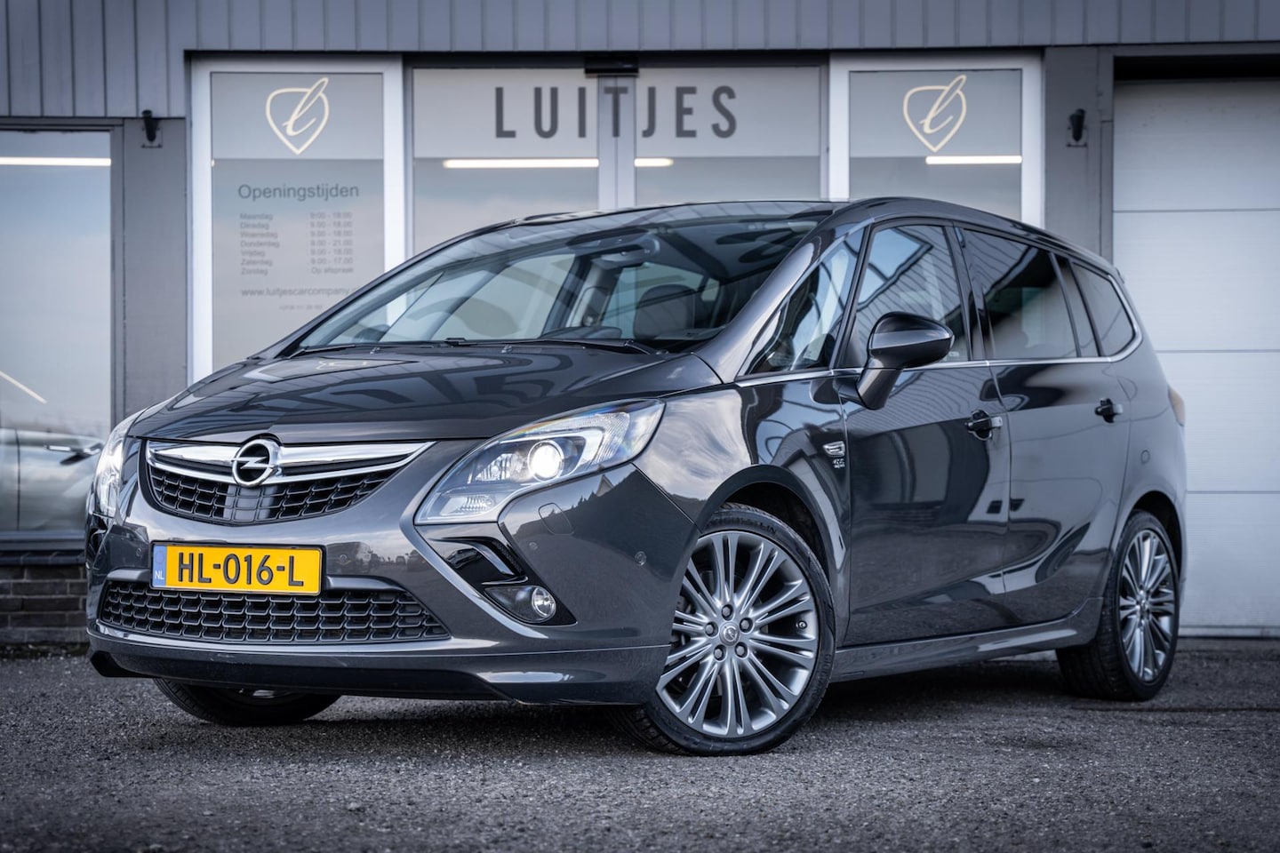 Opel Zafira Tourer - 1.6T AUT Cosmo OPC-Line 7pers. Pano-dak, Trekhaak, Stoel&Stuurverw. I Camera I 18'' I Lede - AutoWereld.nl