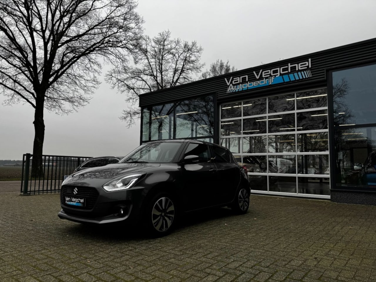 Suzuki Swift - 1.0 Boosterjet stijl / LED /AUTOMAAT / TREKHAAK / DAB - AutoWereld.nl