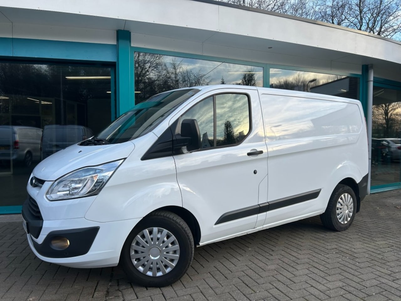 Ford Transit - CUSTOM 2.2TDCI Airco, Navi, Camera, Cruise, TrHaak, PDC - AutoWereld.nl