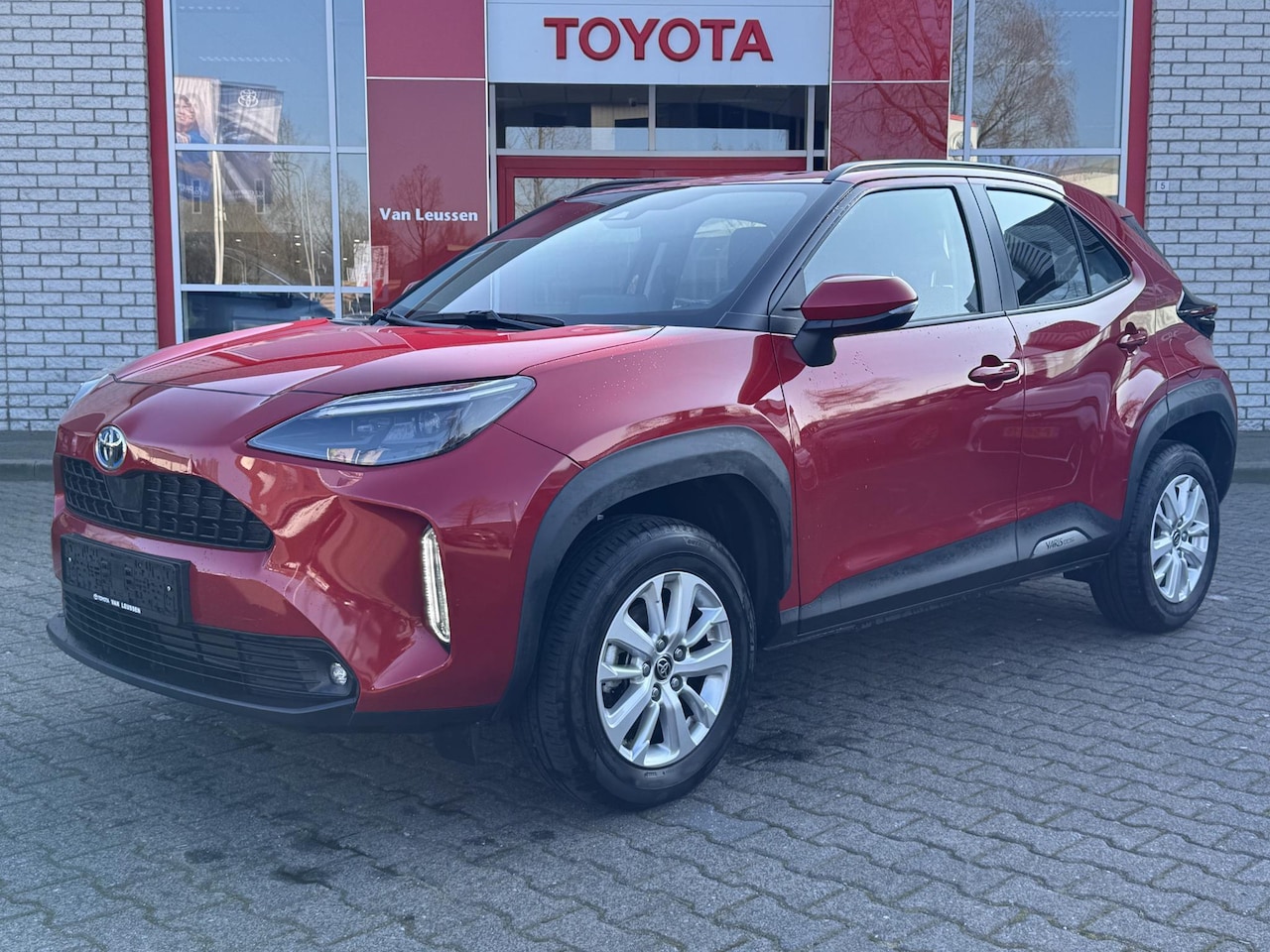 Toyota Yaris Cross - 1.5 HYBRID DYNAMIC NAVI STOEL/STUURVERW. APPLE/ANDROID EL-ACHTERKLEP KEYLESS - AutoWereld.nl