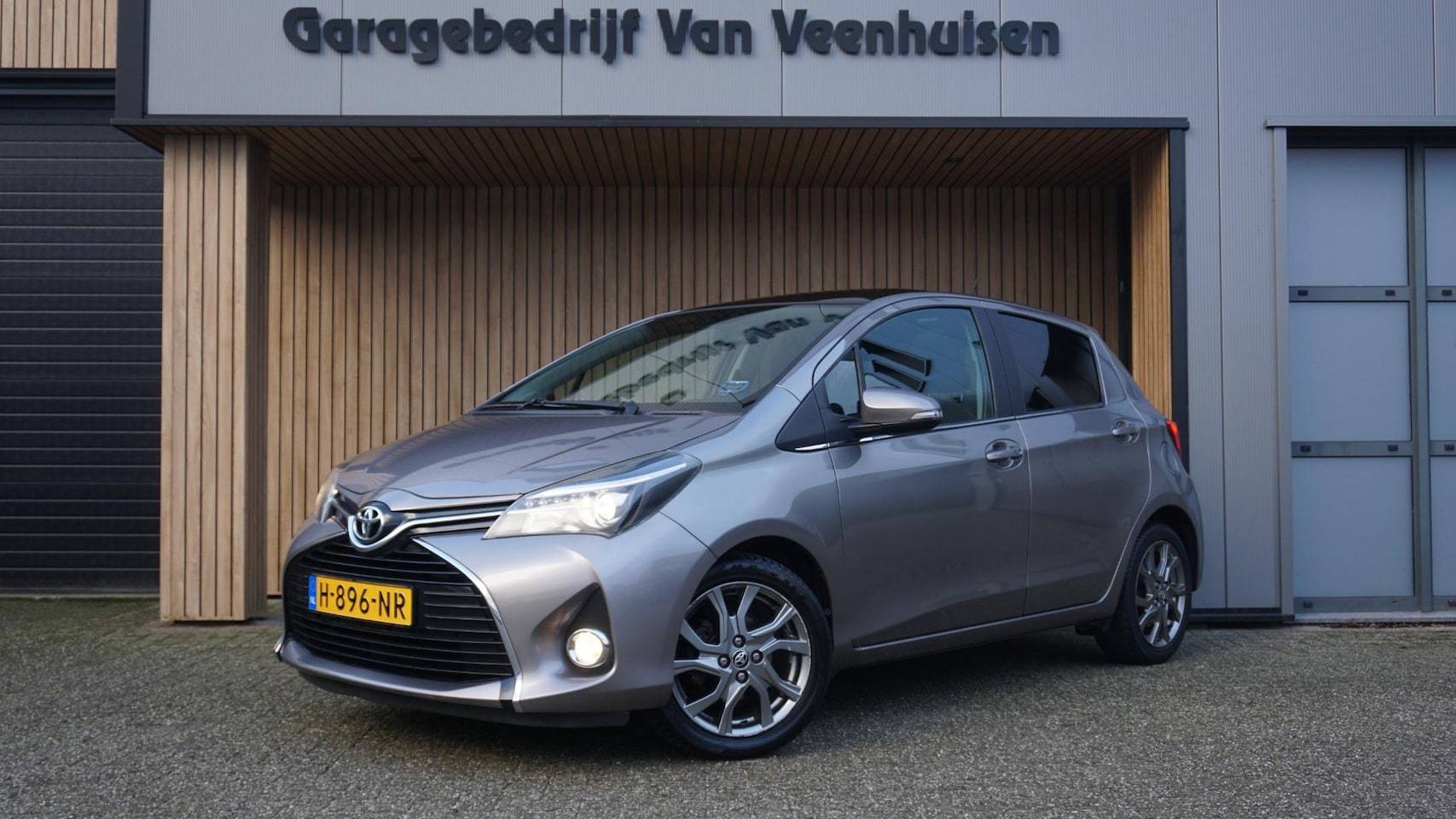 Toyota Yaris - 1.3 100pk 5Drs VVT-i Aspiration Pano.Dak Navi A-Camera  Keyless 16inch LM Leder/Alcantara - AutoWereld.nl