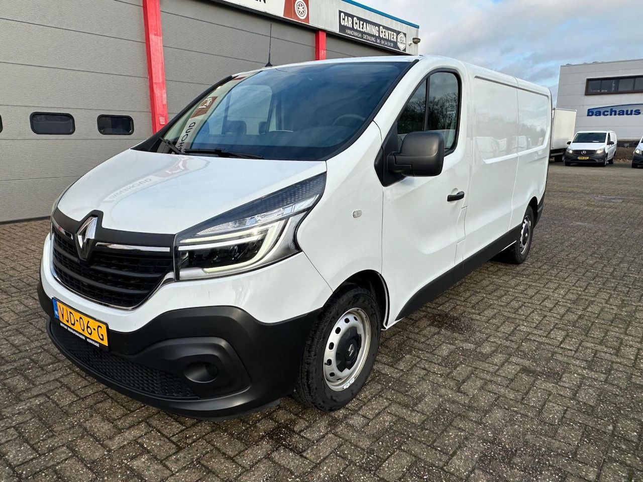 Renault Trafic - 2.0 dCi 120 PK T29 L2H1 Airco/ Cruise/ Trekhaak - AutoWereld.nl