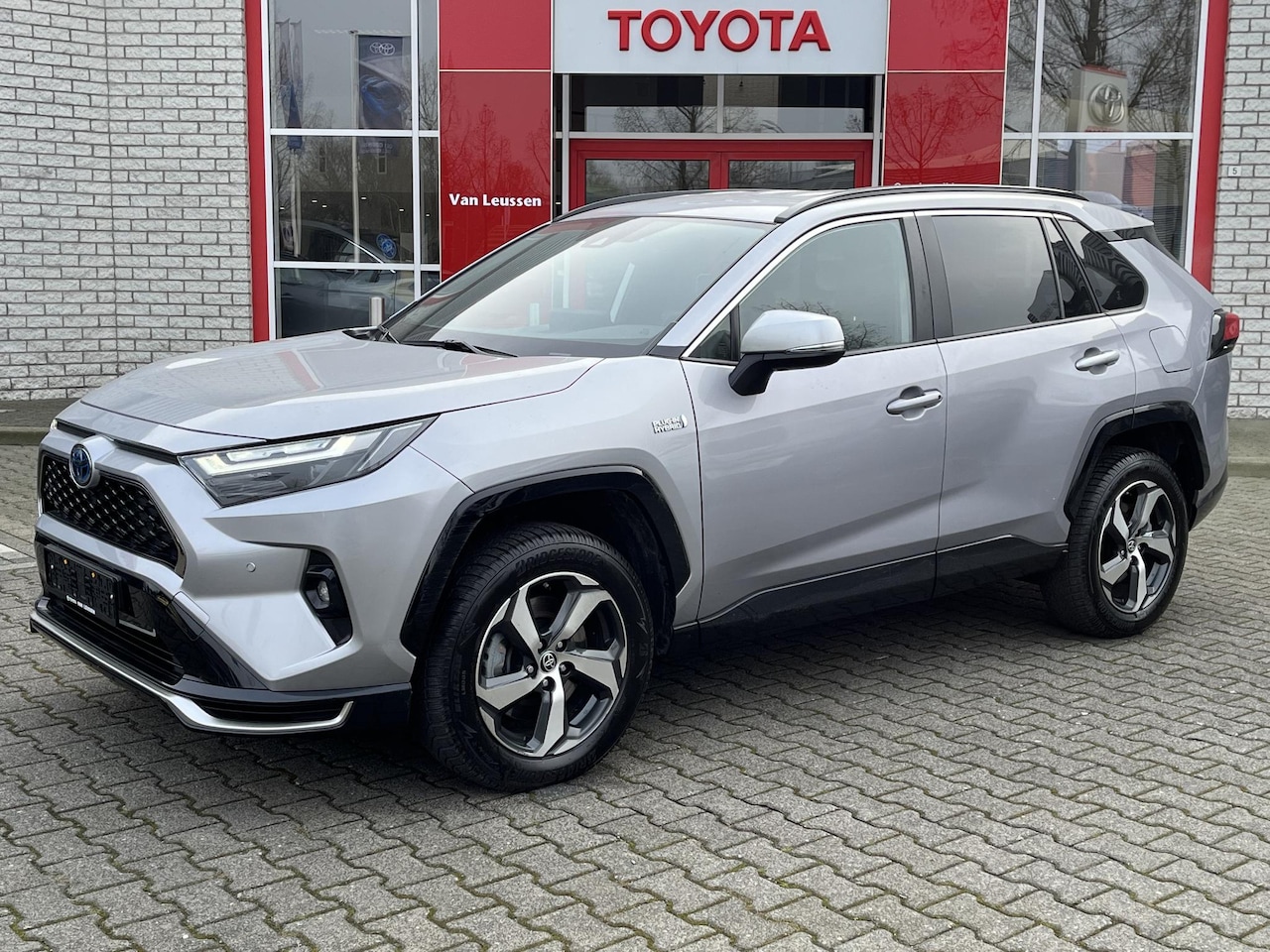 Toyota RAV4 - 2.5 PLUG-IN HYBRID AWD STYLE NAVI STOELVERW. BLIND-SPOT EL-ACHTERKLEP EL-STOEL - AutoWereld.nl