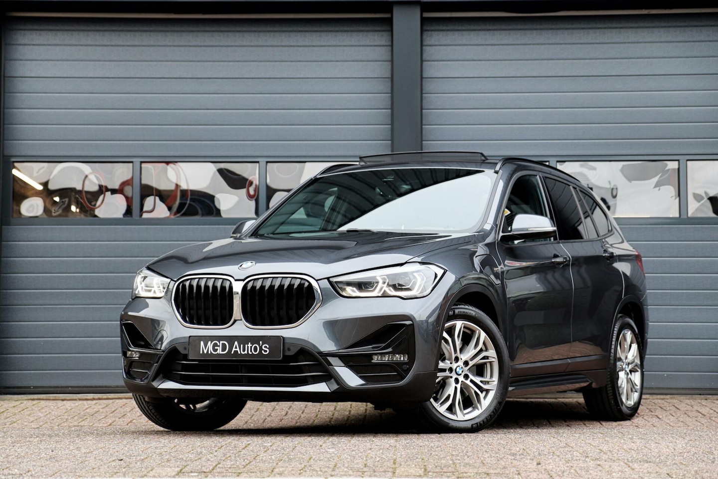 BMW X1 - xDrive25e Sportline /LED/PANODAK/ACC/KEYLESS/CARPLAY/STOEL+STUURVERW./HUD! - AutoWereld.nl