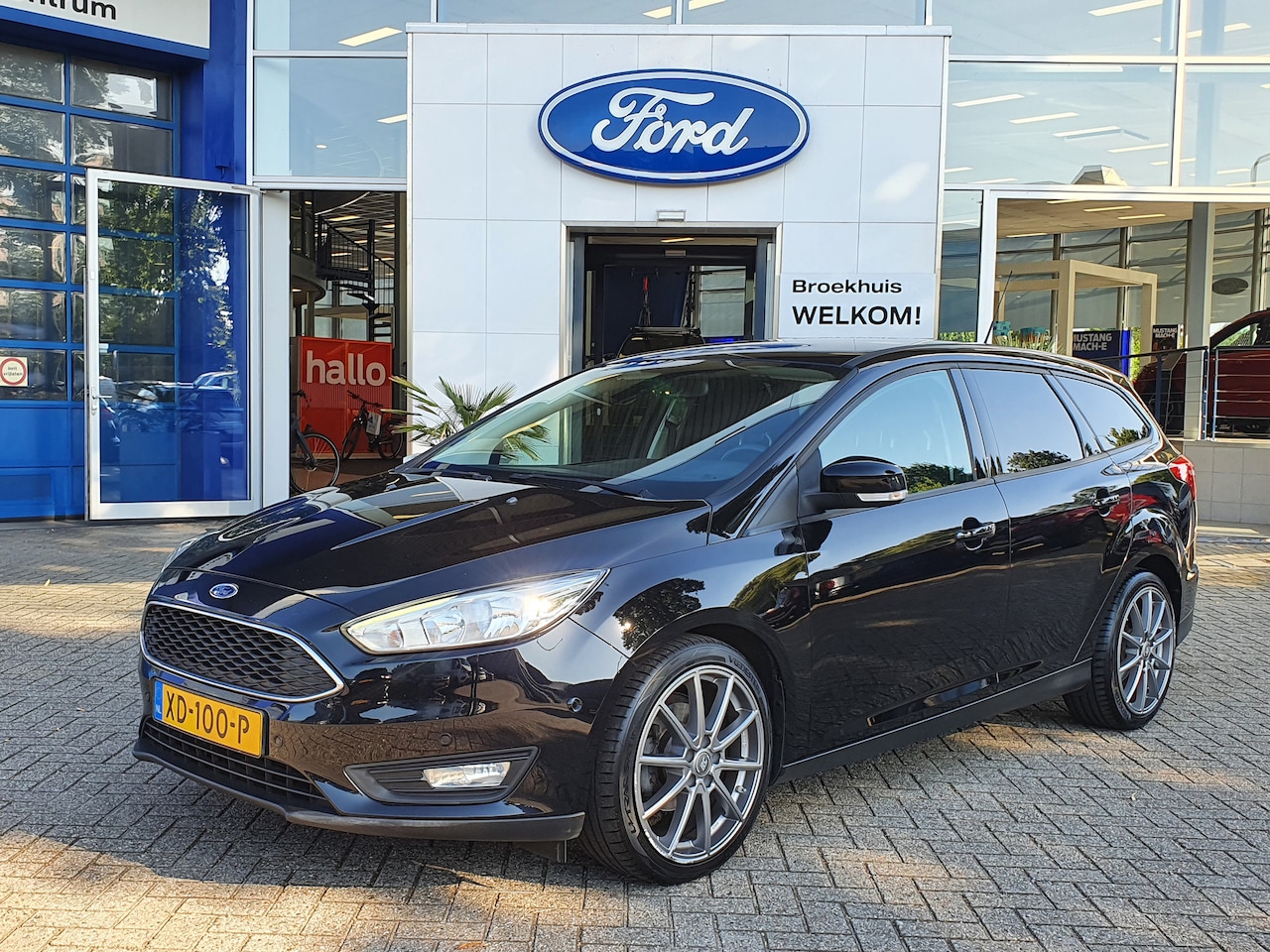 Ford Focus Wagon - 1.0 EcoB 125PK Navigatie | LMV 18 Inch | Trekhaak | Nw Distributieriem | 18 Inch lichtmeta - AutoWereld.nl