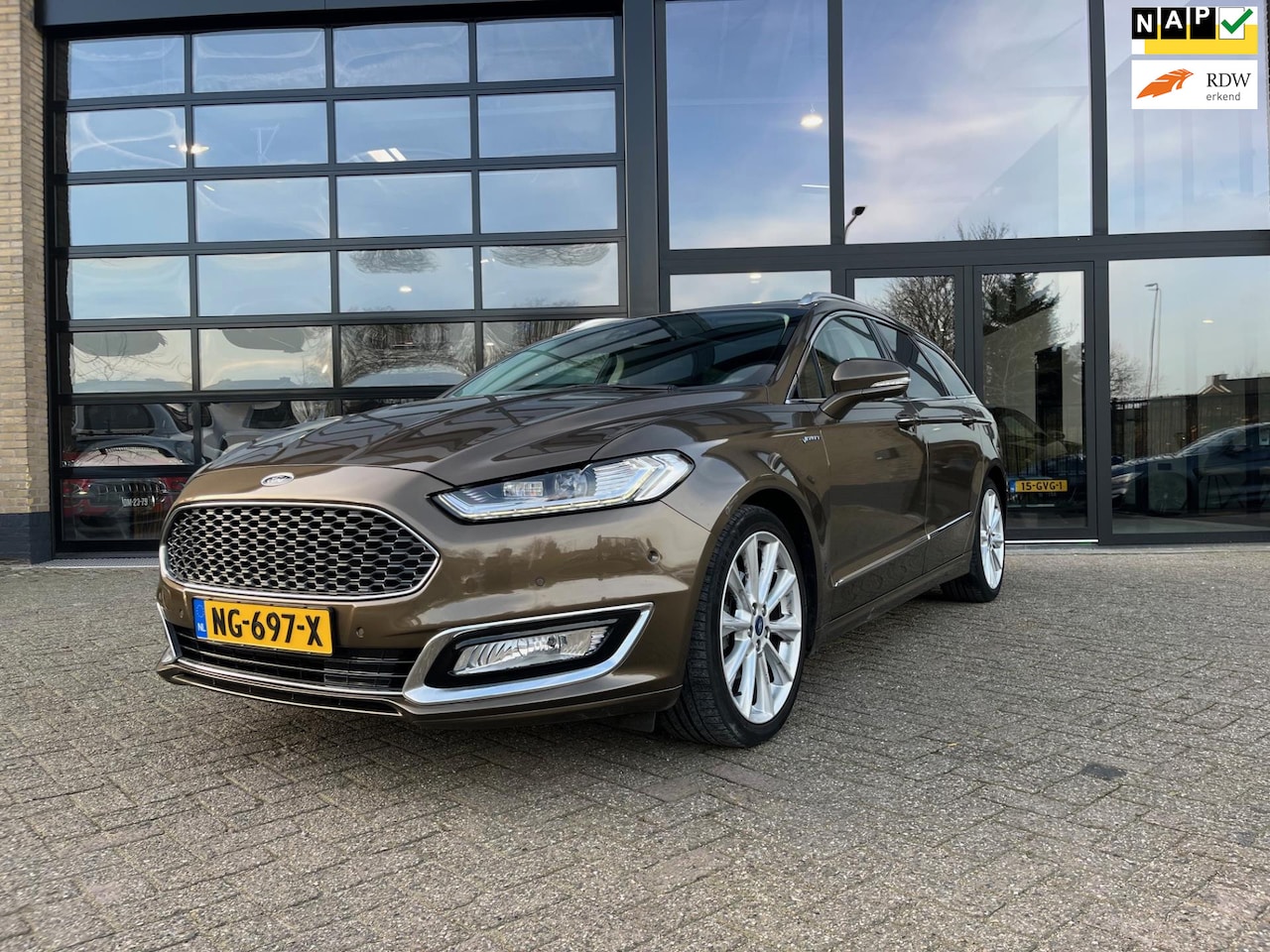 Ford Mondeo Wagon - 2.0 Vignale 2.0 Vignale, Panodak, Leer,Navi,Camera,240 pk ! - AutoWereld.nl