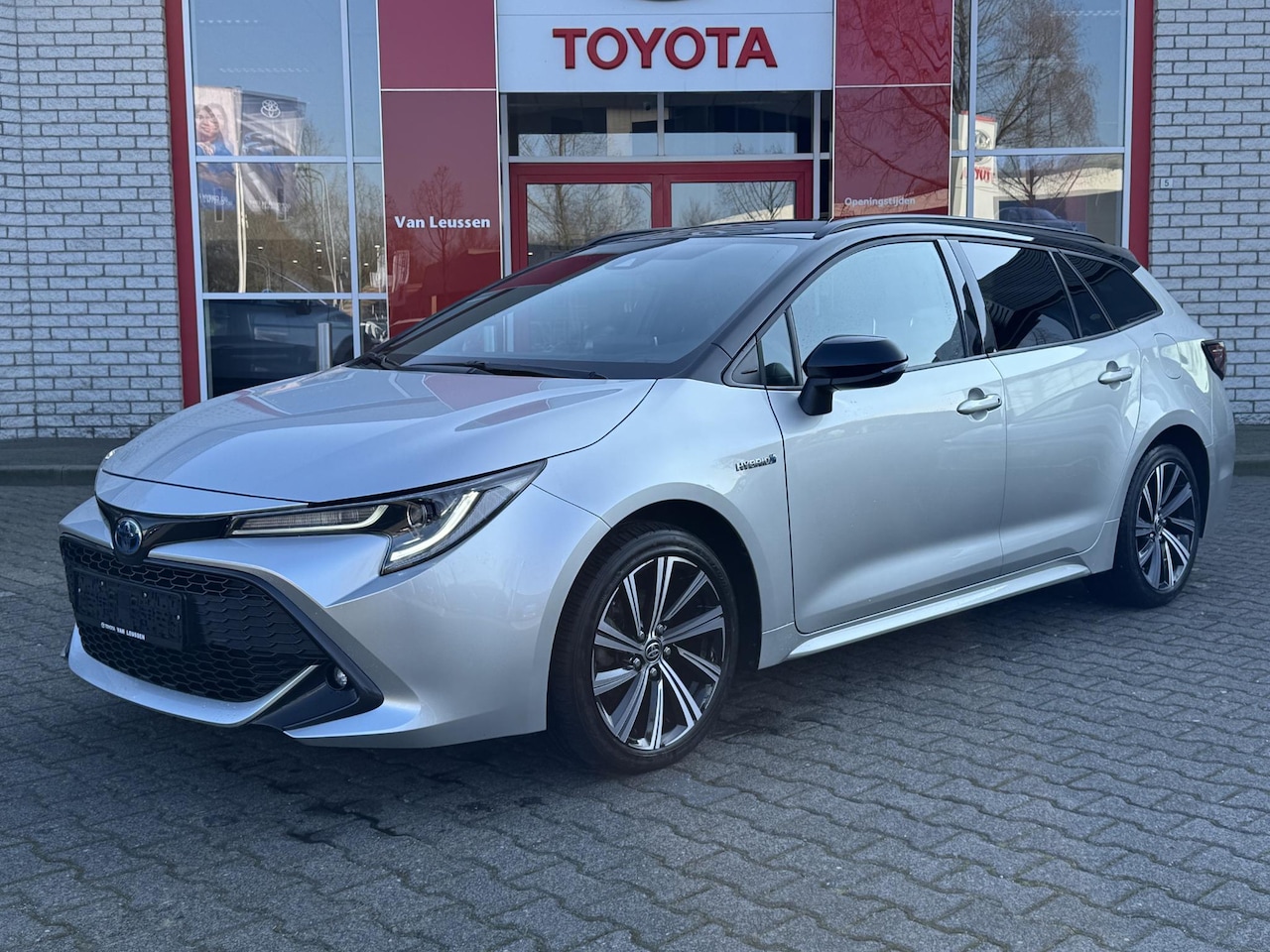 Toyota Corolla Touring Sports - 1.8 HYBRID DYNAMIC STOEL/STUURVERW HEAD-UP EL-ACHTERKLEP APPLE/ANDROID 17" LM-VELGEN KEYLE - AutoWereld.nl