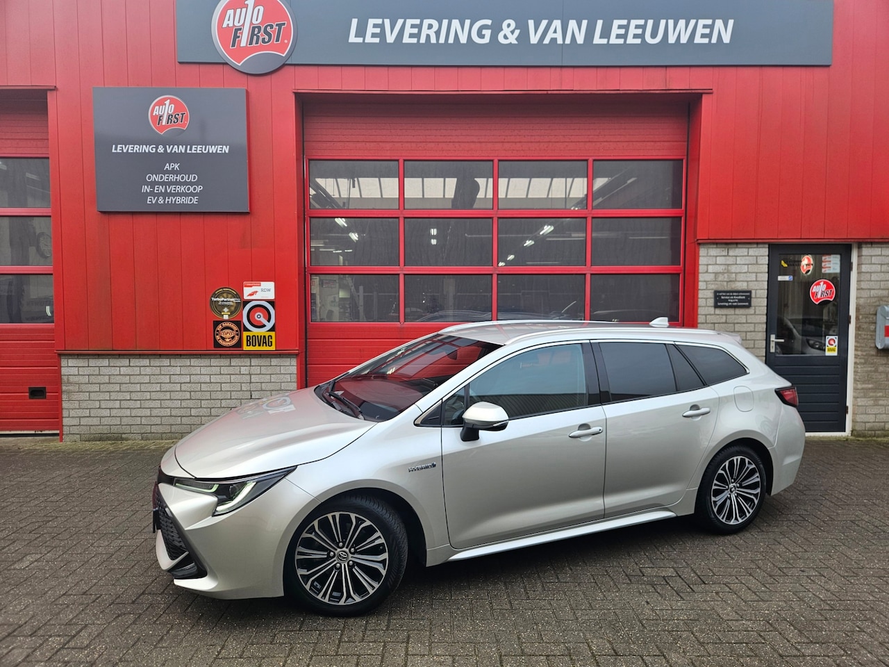 Toyota Corolla Touring Sports - 2.0 Hybrid Dynamic Touring Sports Parkeersensoren achter/ Stoelverwarming/ Rijklaarprijs! - AutoWereld.nl