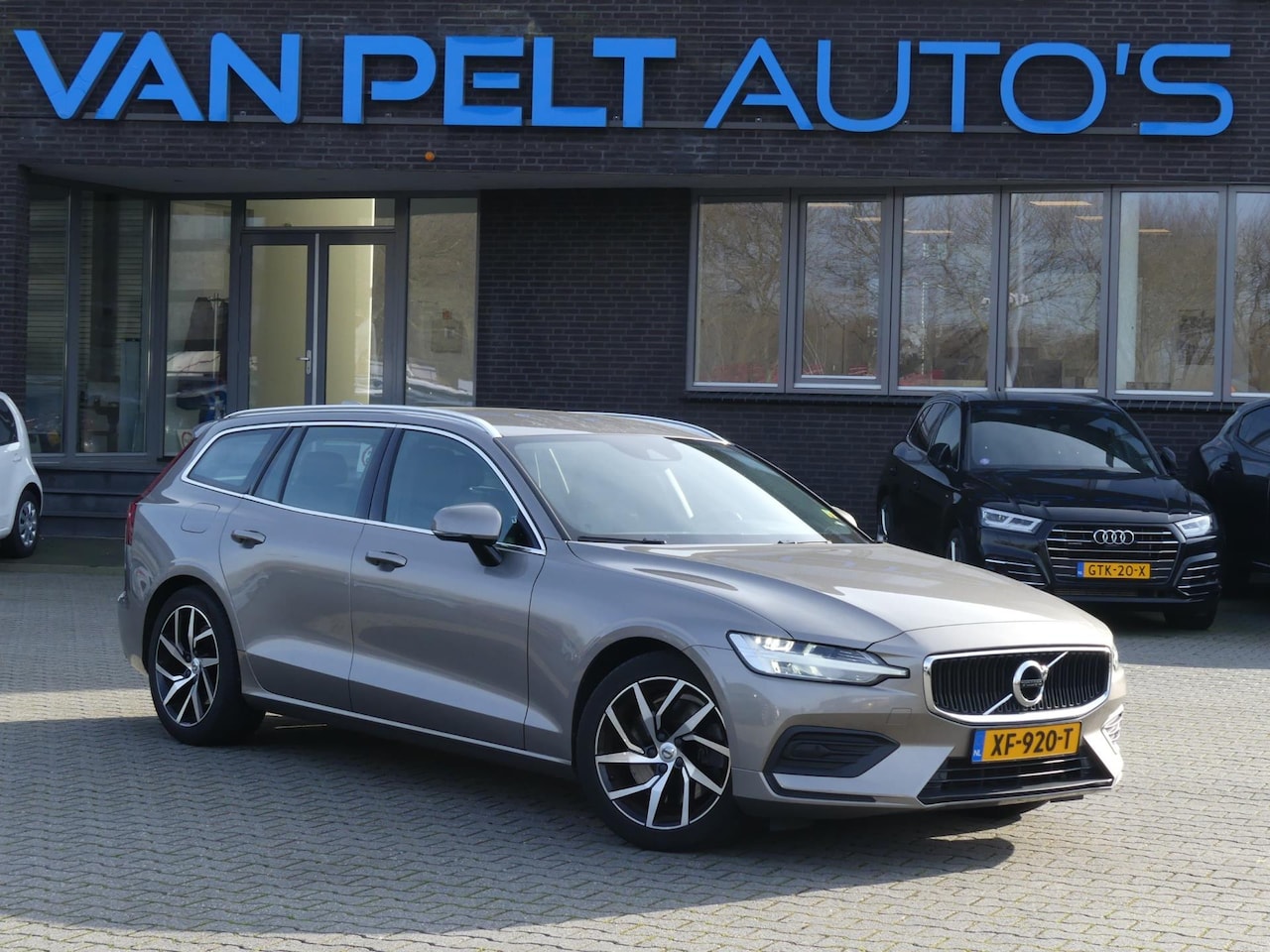 Volvo V60 - 2.0 T5 250PK Geartronic Momentum / Carplay / Trekhaak - AutoWereld.nl