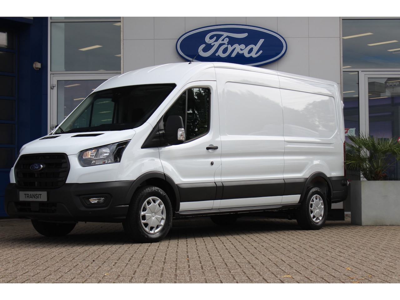 Ford Transit - 350 2.0 TDCI 130pk L3H2 Trend FWD | 13-polige trekhaak met Trailer Sway Control | 270 grad - AutoWereld.nl