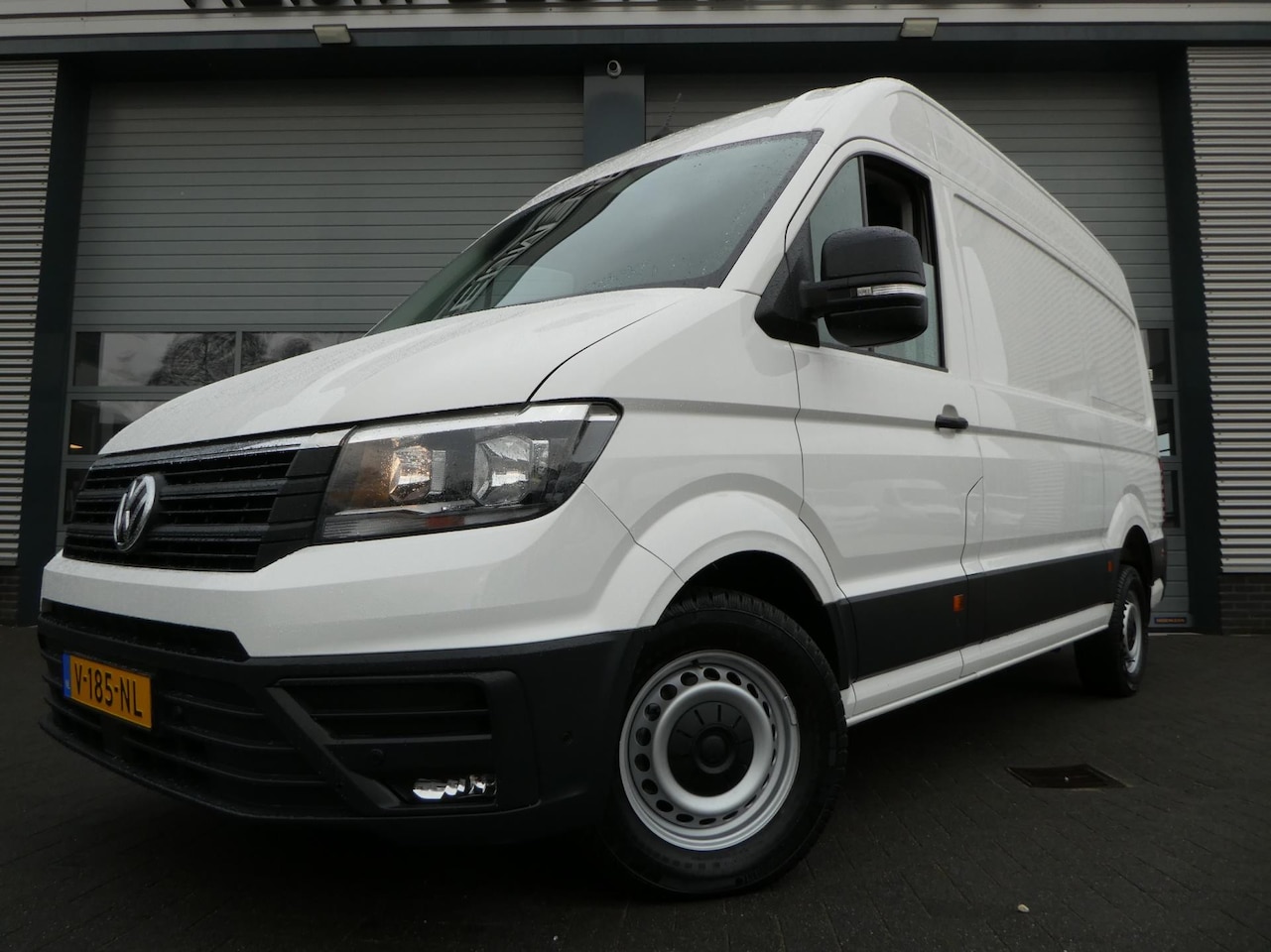 Volkswagen Crafter - 35 2.0 TDI L3H3 RWD achterwiel aandrijving 3.5 ton trekhaak - AutoWereld.nl