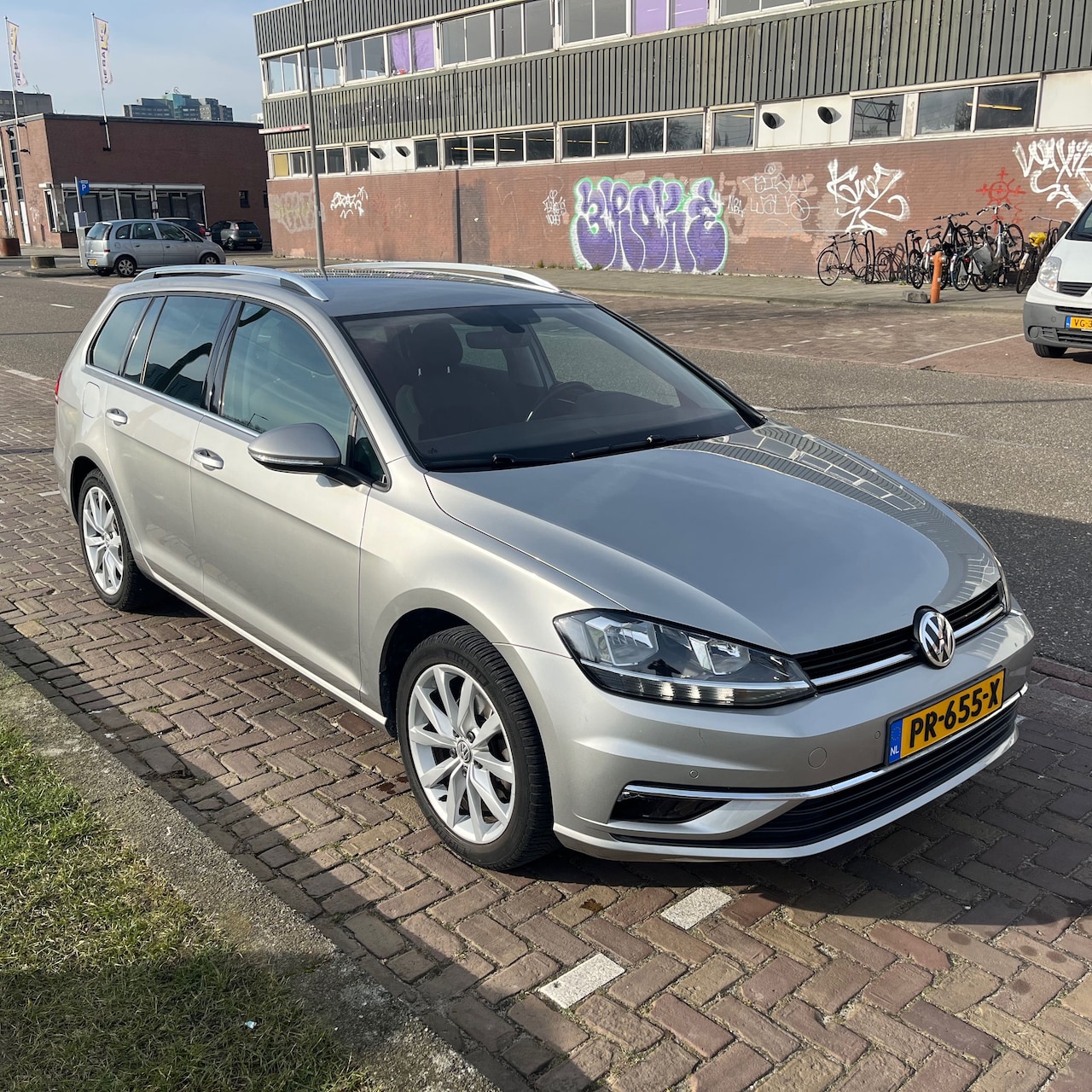 Volkswagen Golf Variant - 1.4 TSI Highline Digital Cockpit I Afneembare trekhaak I Winterwielen op 17" lichtmetalen  velgen - AutoWereld.nl