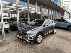 Volkswagen T-Roc - 1.5 TSI Style 150PK AUTOMAAT / CARPLAY / ACHTERUITRIJCAMERA / ELEKTRISCHE ACHTERKLEP