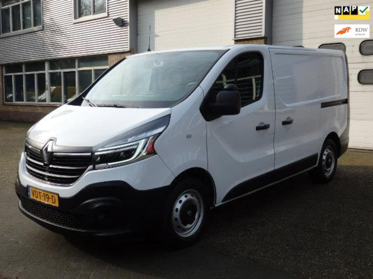 Renault Trafic - 2.0 dCi 120 T29 L1H1 Comfort 2X SCHUIFDEUR AIRCO CRUISE TREKHAAK - AutoWereld.nl