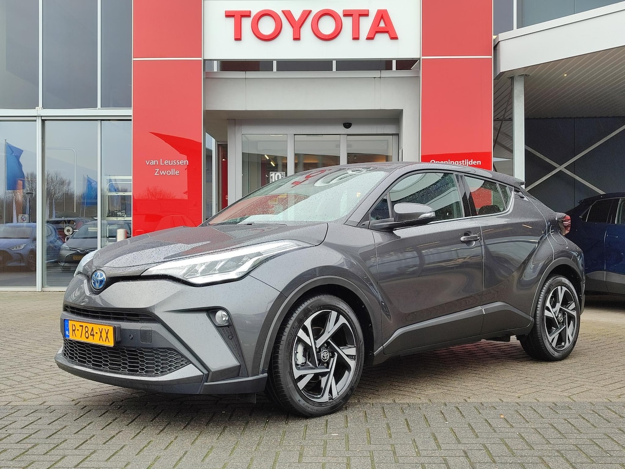 Toyota C-HR - 1.8 HYBRID DYNAMIC NL-AUTO 1E-EIG NAVI KEYLESS 18"LMV APPLE/ANDROID AD-CRUISE BLUETOOTH PA - AutoWereld.nl