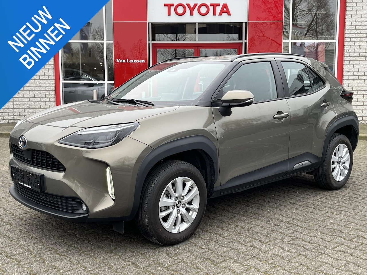 Toyota Yaris Cross - 1.5 HYBRID DYNAMIC NAVI HEAD-UP STOEL/STUURVERW. APPLE/ANDROID EL-ACHTERKLEP KEYLESS - AutoWereld.nl