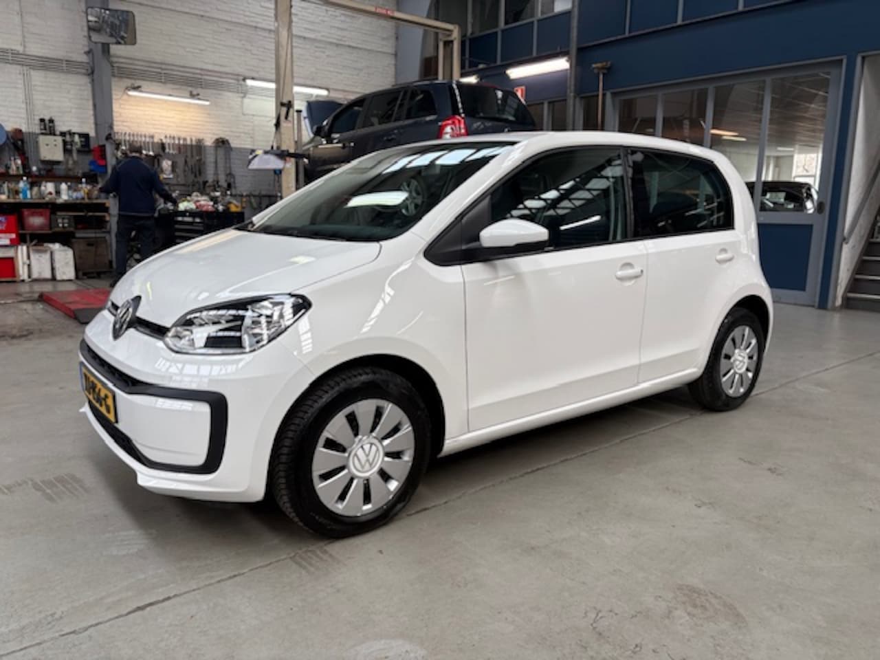 Volkswagen Up! - 1.0 60PK 5D BMT Move up! | Airco | Bluetooth | Lm velgen | All season banden | NAP | Rijkl - AutoWereld.nl