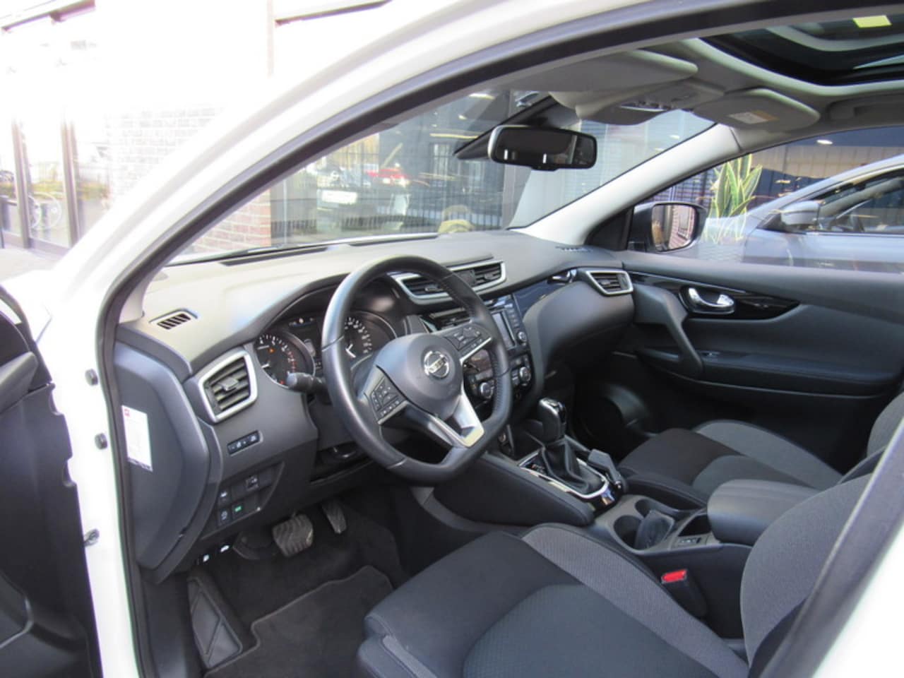 Nissan Qashqai - 1.3 DIG-T 160pk DCT N-Connecta met Navigatie / Panoramadak / 360º camera /18 inch /Parkeer - AutoWereld.nl