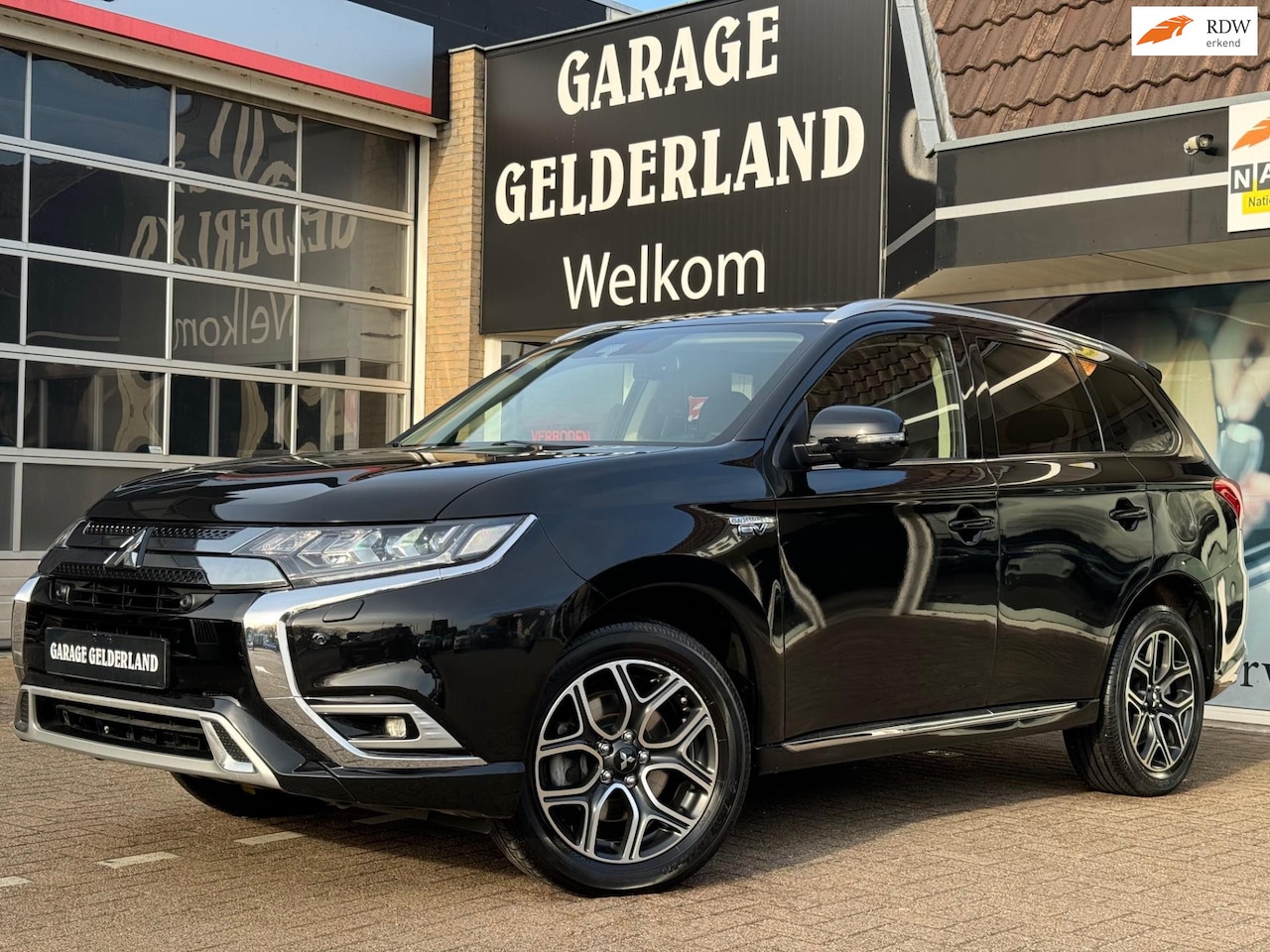 Mitsubishi Outlander - 2.4 PHEV | Leder/Alcantara | Bi-Xenon | Full-Led | Camera | Cruise | Climate | Full-option - AutoWereld.nl