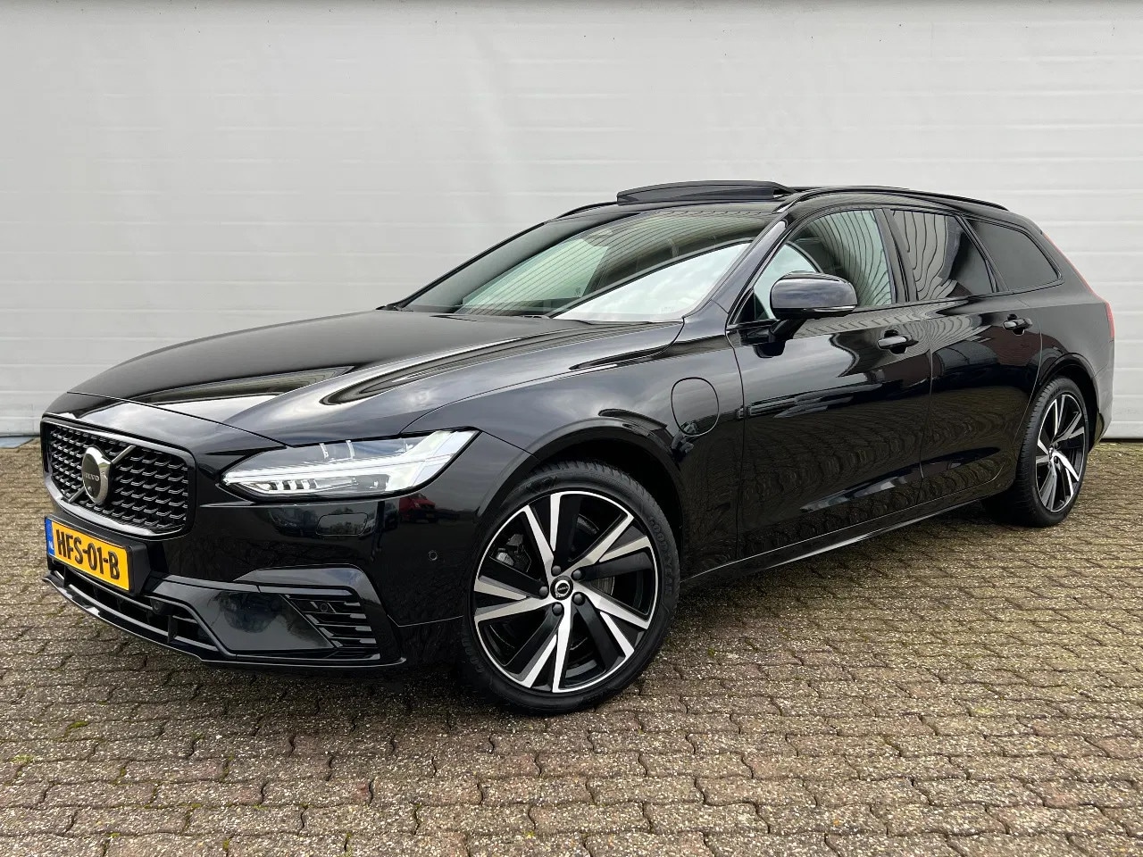 Volvo V90 - T6 Recharge, R-Design Plus Dark, Panoramadak, Trekhaak - AutoWereld.nl