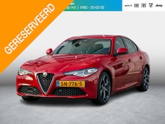 Alfa Romeo Giulia - 2.0T Super | Leder | Xenon | 19"| Apple Carplay | Camera | PDC | Stoel&Stuur Verwarming |